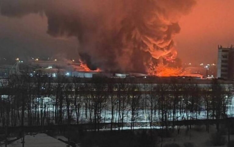 Невідомі дрони поцілили по 2 замаскованим військовим заводам РФ: що про них відомо