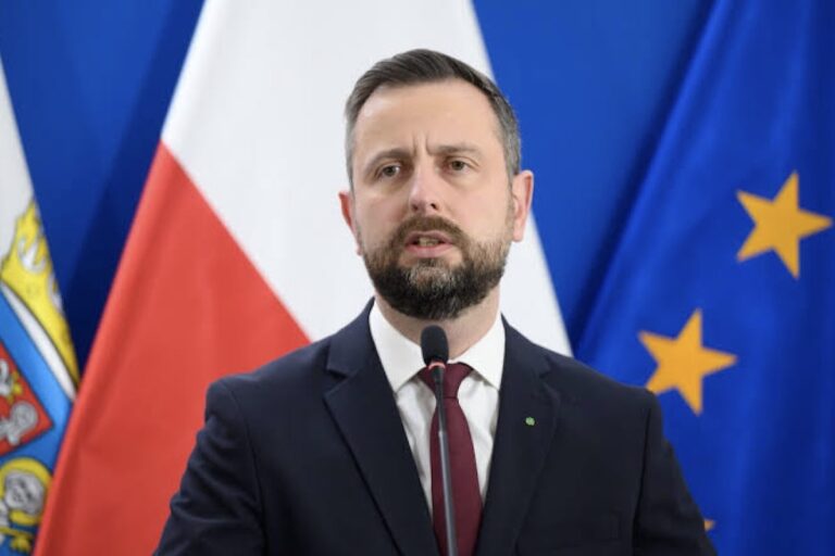 Міністр оборони Польщі закликав повернути українців призовного віку додому