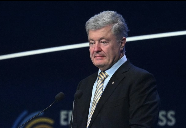 Суд не скасував санкції РНБО проти Порошенка: що відомо