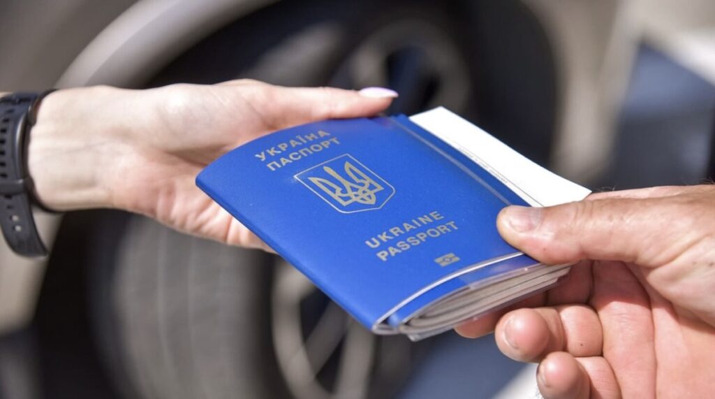 Українцям радять ставити штамп у паспорті під час виїзду до ЄС